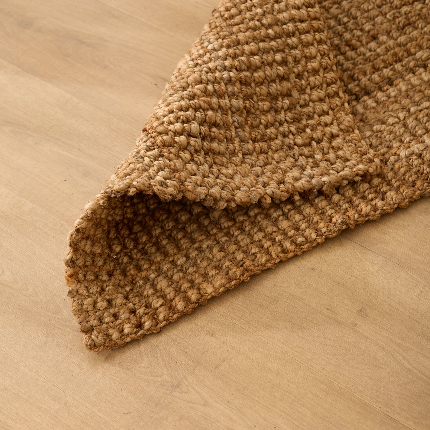 Tapis de chevet pâle