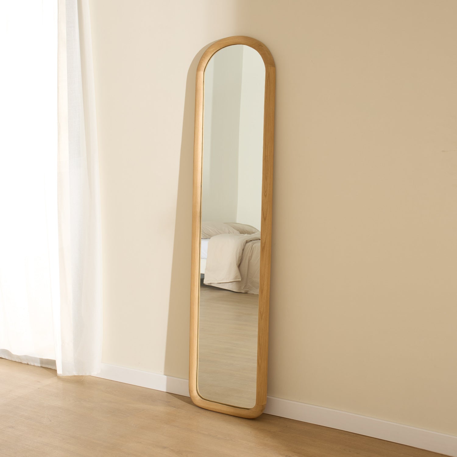 Fine standing mirror