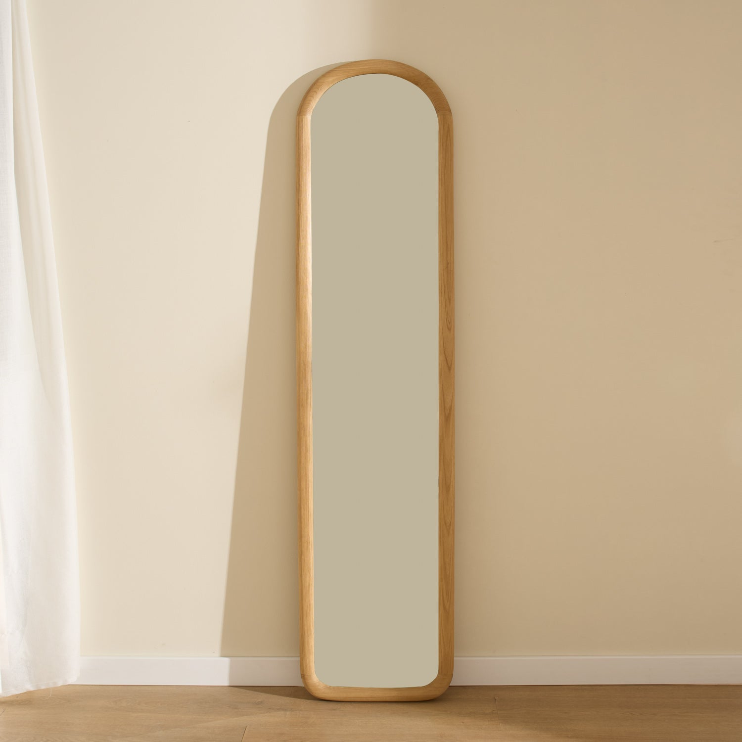 Fine standing mirror