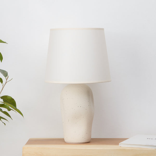 Lipa Lámpara de mesa cerámica blanca y lino