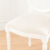 Rounded silla de comedor blanca tapizada